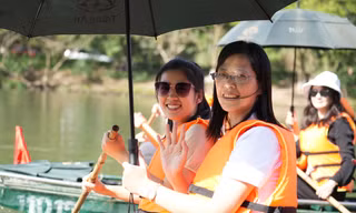 Đoàn Thanh niên Trung Quốc trải nghiệm chèo thuyền trên di sản Tràng An