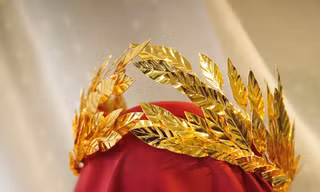 Cận cảnh vòng nguyệt quế mạ vàng 18K chờ nhà vô địch Đường lên đỉnh Olympia 