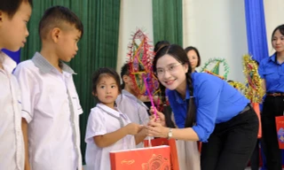 Mang Tết Trung thu đến với trẻ em vùng lũ ở Thái Nguyên