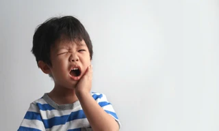 Bác sĩ tiết lộ nguyên nhân chính gây sâu sún răng ở trẻ 1-3 tuổi và sai lầm của cha mẹ khi chăm sóc răng cho con