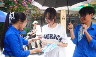 Thanh niên tình nguyện 'đội nắng' tiếp sức sĩ tử vượt vũ môn