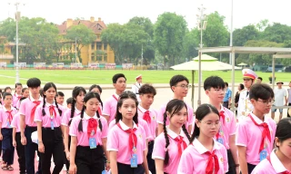 Đại biểu Cháu ngoan Bác Hồ báo công dâng Bác 