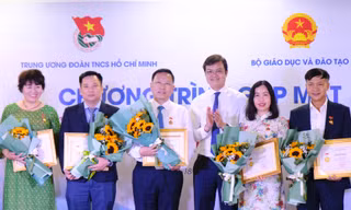 Trung ương Đoàn trao tặng Kỷ niệm chương 'Vì thế hệ trẻ' cho nhiều cán bộ ngành Giáo dục