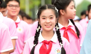 Nữ sinh 'Nhà sử học nhỏ tuổi' vinh dự đọc báo công dâng Bác