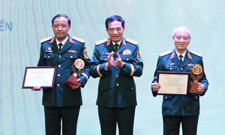 Tôn vinh những tấm gương bình dị mà cao quý