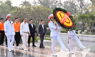 Đoàn đại biểu Gương mặt trẻ Việt Nam tiêu biểu dâng hương tưởng niệm các Anh hùng Liệt sĩ