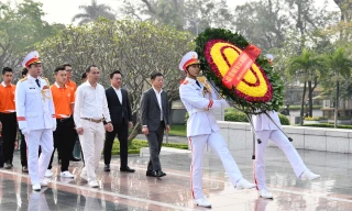 Đoàn đại biểu Gương mặt trẻ Việt Nam tiêu biểu dâng hương tưởng niệm các Anh hùng Liệt sĩ