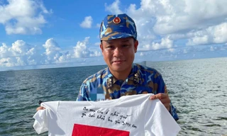 Chiếc áo đặc biệt gửi yêu thương từ Trường Sa về hậu phương