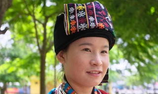 Thí sinh người Dao trong cuộc thi Hoa hậu VN 2012