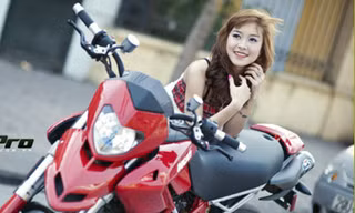 Thiếu nữ Việt xinh tươi bên Ducati Hypermotard 1100