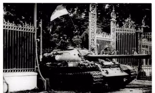 Tiếp nhận bức ảnh lịch sử 'Xe tăng tiến vào Dinh Độc Lập trưa ngày 30/4/1975'