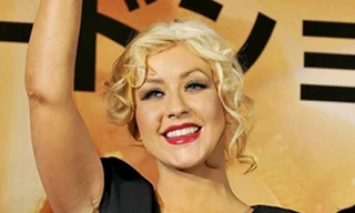 Christina Aguilera lộ sẹo phẫu thuật thẩm mỹ