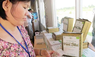 Khách xem gạo hữu cơ Hoa Sữa. Ảnh: Trần Mạnh