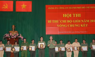Đại tá Ngô Minh Châu, Phó Bí thư Đảng ủy Công an TPHCM, trao giải cho các thí sinh đoạt giải nhất trong hội thi
