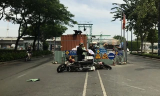 CSCĐ “lên gối” nam sinh trên đường Bến Vân Đồn (quận 4, TPHCM). Ảnh cắt từ clip.