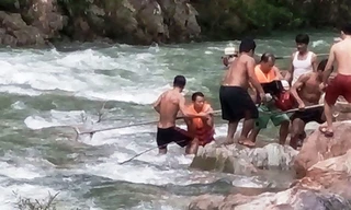 Giải cứu nhóm kiểm lâm bị mắc kẹt giữa lũ rừng tàn khốc.