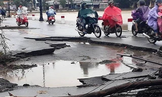 Mặt Đập Đá nát bươm sau khi lũ lớn rút đi. 