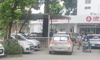 Bệnh viện Bạch Mai 'trần tình' về vụ taxi độc quyền trong bệnh viện