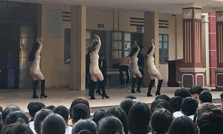 Hình ảnh trong buổi diễn văn nghệ ở THPT Bất Bạt (Hà Nội) gây xôn xao dư luận.