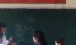 Tin hot giáo dục: Nữ sinh bị đánh dã man, lột áo trong lớp