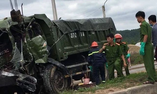 Phá cabin đưa thi thể tài xế bị mắc kẹt ra ngoài