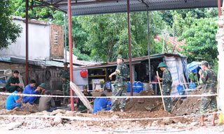 Tại hầm đạn ở Thành cổ Quảng Trị, lực lượng công binh đã tìm thấy 2 hài cốt liệt sĩ. Ảnh: Q.H