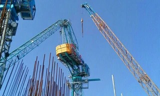 Giải cứu thành công 2 cần cầu khủng gãy do bão