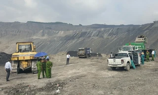  Lực lượng chức năng bắt quả tang xe rác đang đổ rác vào khai trường công ty than Núi Béo.