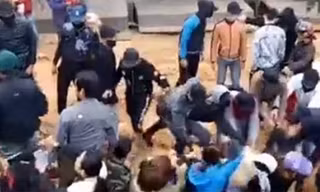 Nhóm đối tượng gần 30 người bịt kín mặt được nhà thầu thuê vào dọa nạt, ngăn cản người dân 