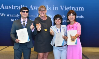 : Bà Karen Lanyon Tổng Lãnh Sự Úc tại TPHCM chức mừng 3 học viên khuyết tật nhận học bổng du học Úc