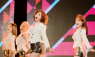 Nhóm nhạc nữ T-Ara khoe da trắng, chân thon