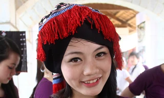 Thí sinh Hoa khôi du lịch hòa mình vào phiên chợ vùng cao