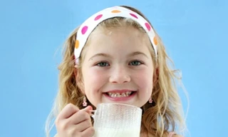 Hai cốc sữa bò mỗi ngày là tốt nhất cho sức khỏe trẻ em