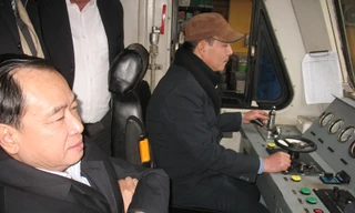 Thứ trưởng GTVT Lê Mạnh Hùng theo lái tàu hỏa thị sát đường ngang