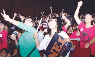 Đêm nhạc Thần tượng cùng 2NE1: Sốt xình xịch