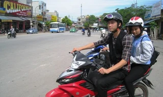 'Dân chơi' chạy xe ôm phục vụ sĩ tử miễn phí