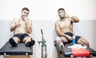 Sao MU thở bình oxy khi đá trên sân bóng 'ác mộng nhất thế giới'