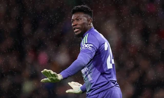 Pha bóng láu cá biến thủ môn MU thành trò cười