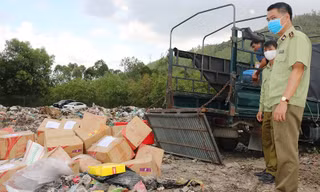 Tiêu hủy gần 6.000 hũ yến sào không rõ nguồn gốc.