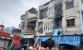 Ngôi trên đường Trần Phú (thị trấn Diêu Trì, huyện Tuy Phước) bốc cháy. Ảnh: B.L