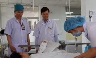 Các bác sĩ thăm khám, theo dõi sức khỏe của bệnh nhân.