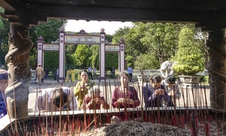 Người dân và du khách thành kính dâng hương tại Điện thờ Tây sơn tam kiệt.