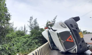 Xe đầu kéo lật nghiêng trên đường, tài xế may mắn thoát chết. Ảnh: Trương Định