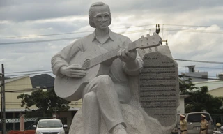 Khánh thành tượng nhạc sĩ Trịnh Công Sơn bên bờ 'Biển nhớ' Quy Nhơn. Ảnh: Trương Định