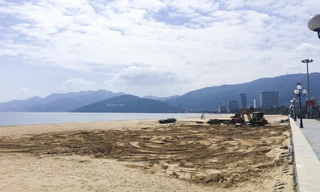 Công trình xây dựng không phép được tháo dỡ, hoàn trả mặt bằng bãi biển Quy Nhơn.