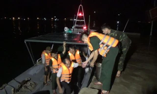 Đưa 11 ngư dân vào bờ an toàn. Ảnh: Công Cường