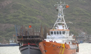 Tàu bị nạn được lai dắt vào bờ. Ảnh: Trương Định