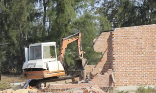 Thời gian qua, các cơ quan có thẩm quyền của tỉnh Bình Định đã phát hiện và xử lý nhiều trường hợp lấn chiếm, xây dựng trái phép ở KKK Nhơn Hội. Ảnh: Trương Định