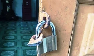 Ông Tin kiểm tra thì phát hiện ổ khóa đã bị phá hỏng, 10 cây vàng để trong tủ bị trộm mất. Ảnh minh họa