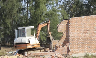 Ra quân cưỡng chế, tháo dỡ các công trình xây dựng trái phép trong Khu kinh tế Nhơn Hội đợt năm 2019. Ảnh: Trương Định